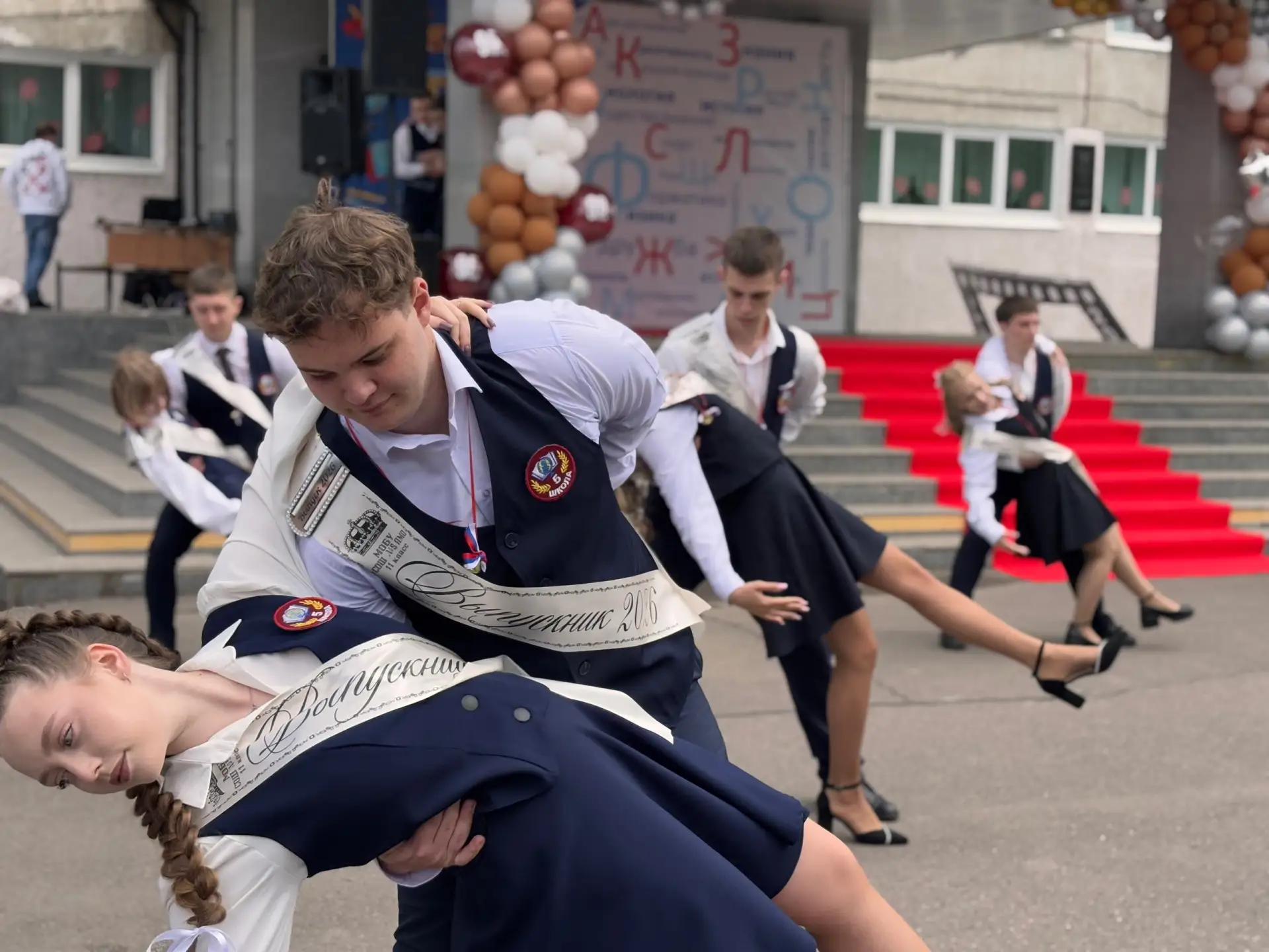 Прозвенел последний звонок  🔔 Во всех школах нашего округа сегодня царила особая атмосфера: 638 выпу