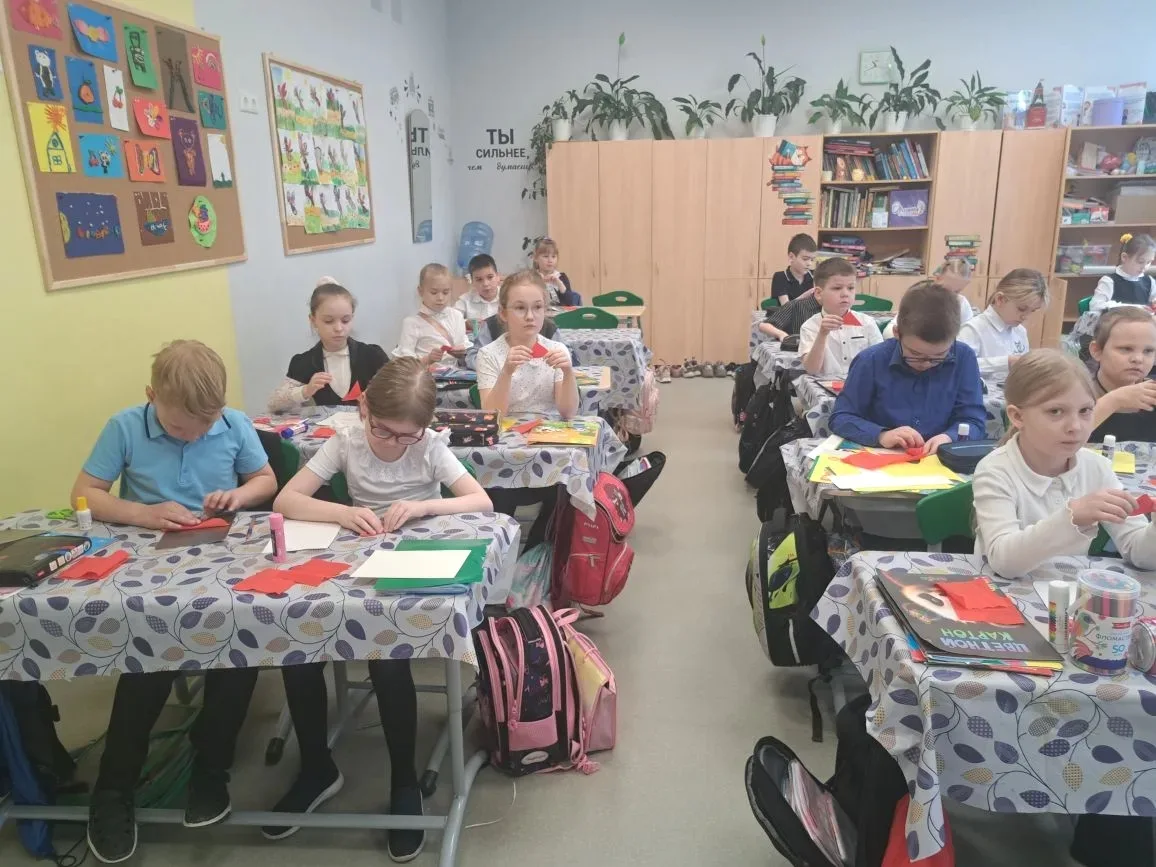 🙋‍♀️Сегодня во 2 "а" классе царила особая атмосфера. Необычный урок труда подготовила для своих одно