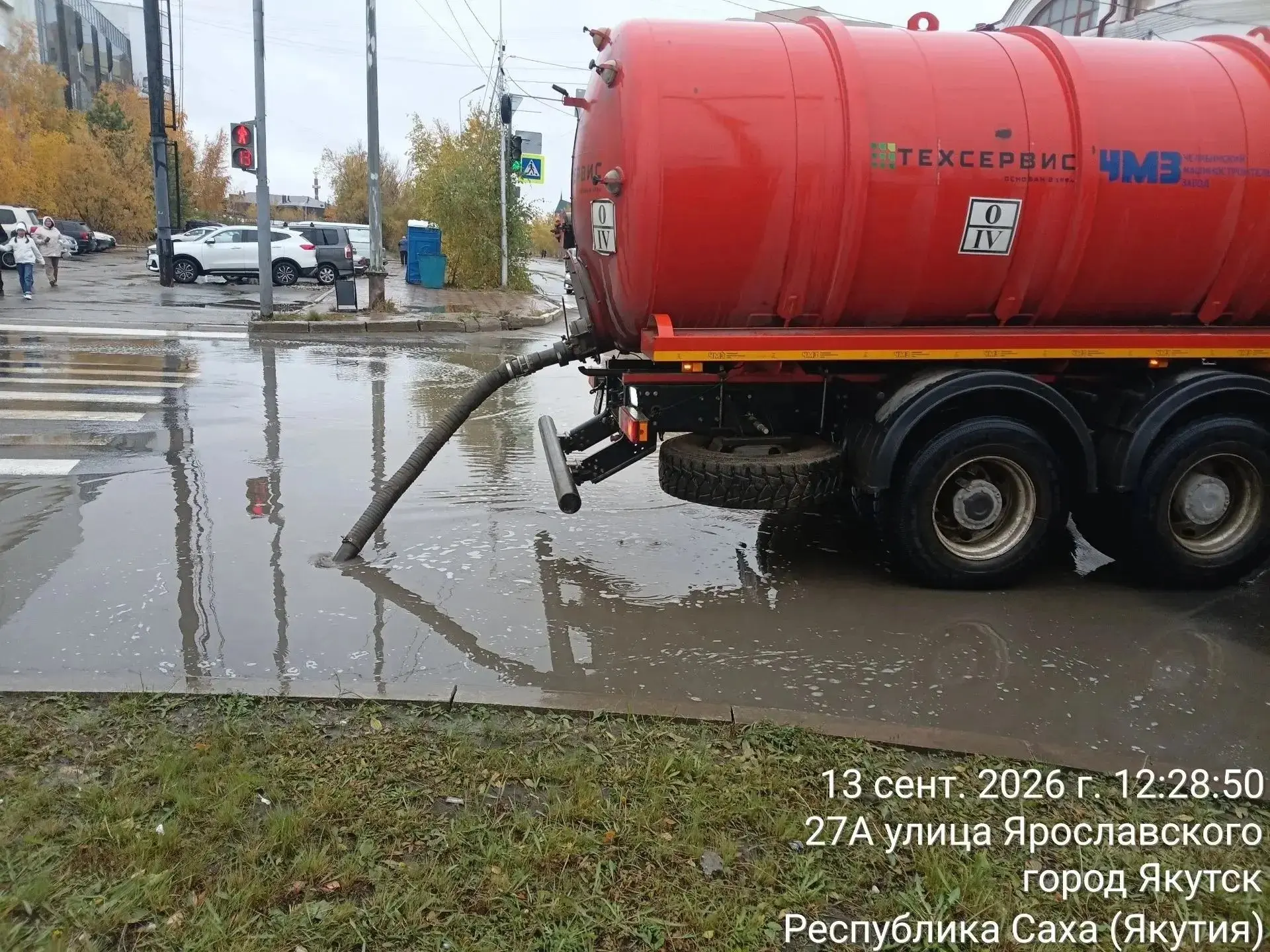 🌧 В Якутске в день 394-летия города коммунальщики откачивают воду