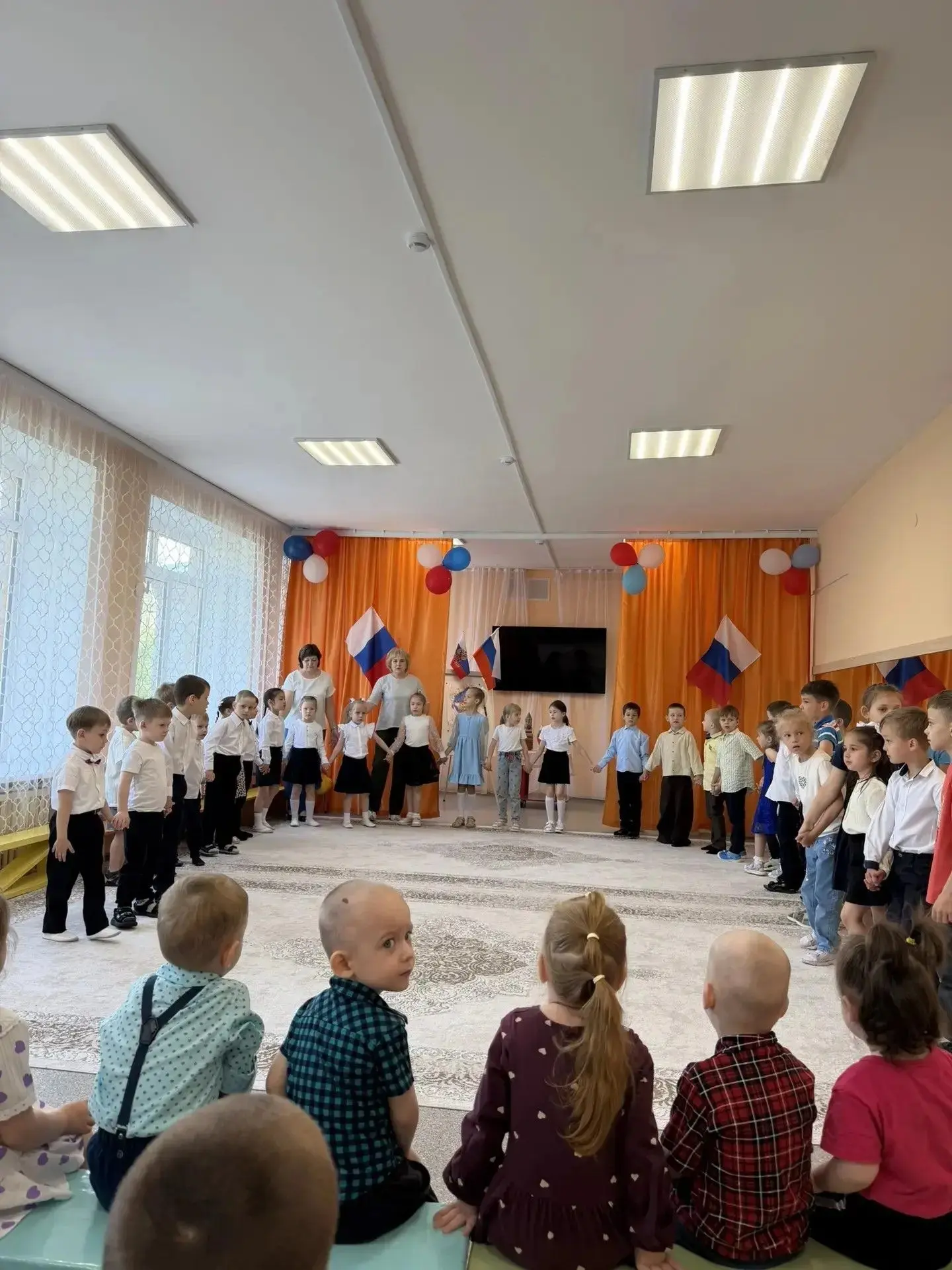 Сегодня в нашем саду царила по-настоящему праздничная атмосфера! 
  В честь Дня России для наших мал