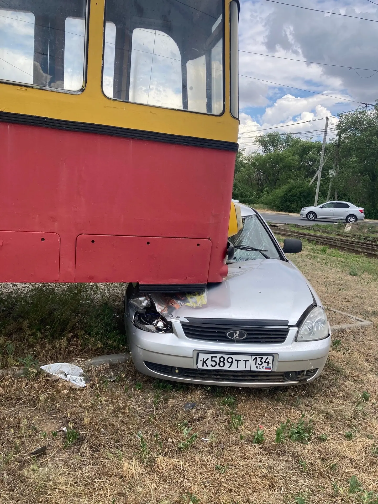 Итоги боя:
🚗 Приора — технический нокаут.
🚋 Трамвай — без изменений.

А это, кстати, ещё больше ра