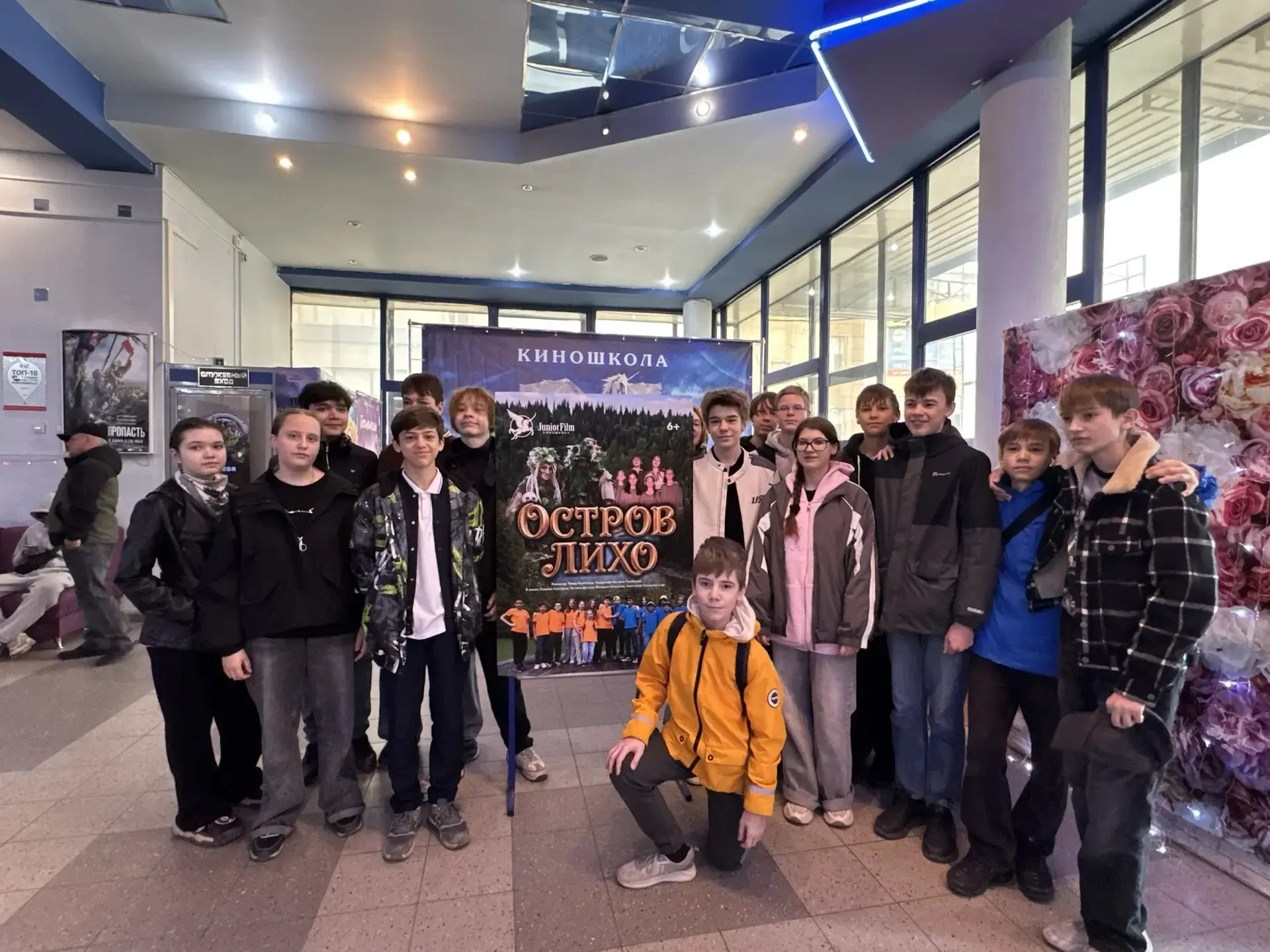 16 мая в кинотеатре «Аврора» прошла премьера фильма «Остров Лихо». Сюжет фильма переносит зрителей в