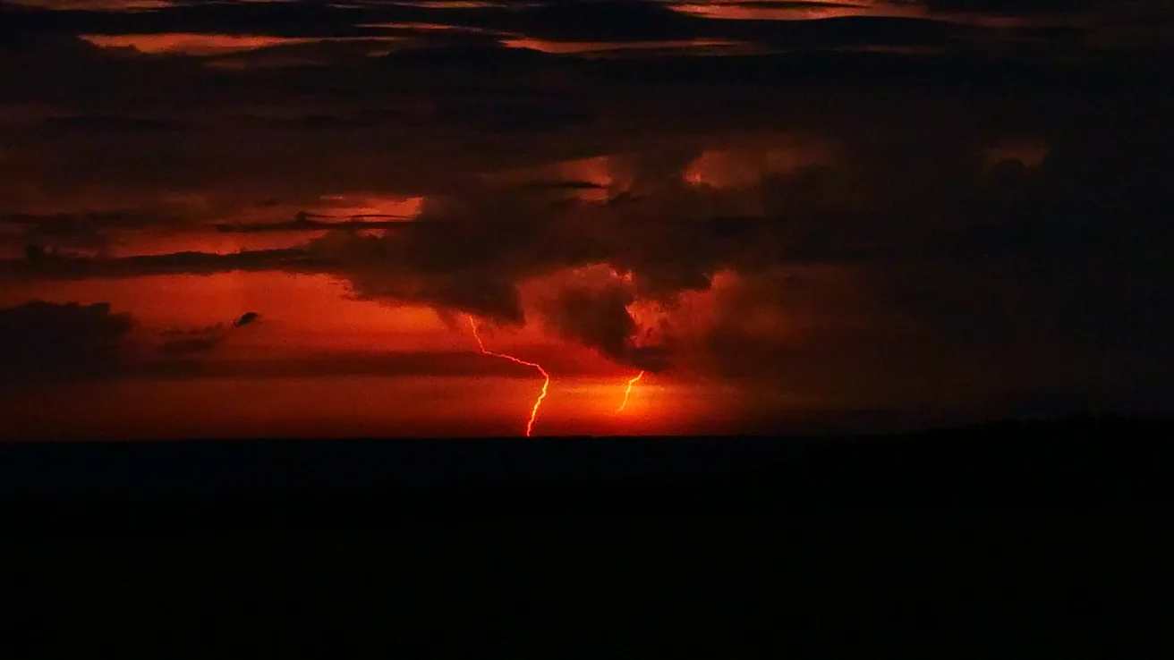 ⛈️📸 Гроза в объективе: красиво, но опасно! 

Друзья, только что в нашей ленте появилось важное пред