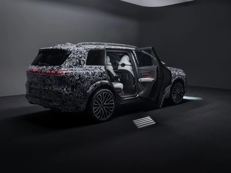 Audi Q9 2027 года: официальные фото и интерьер в стиле Rolls-Royce — флагманский кроссовер получил п