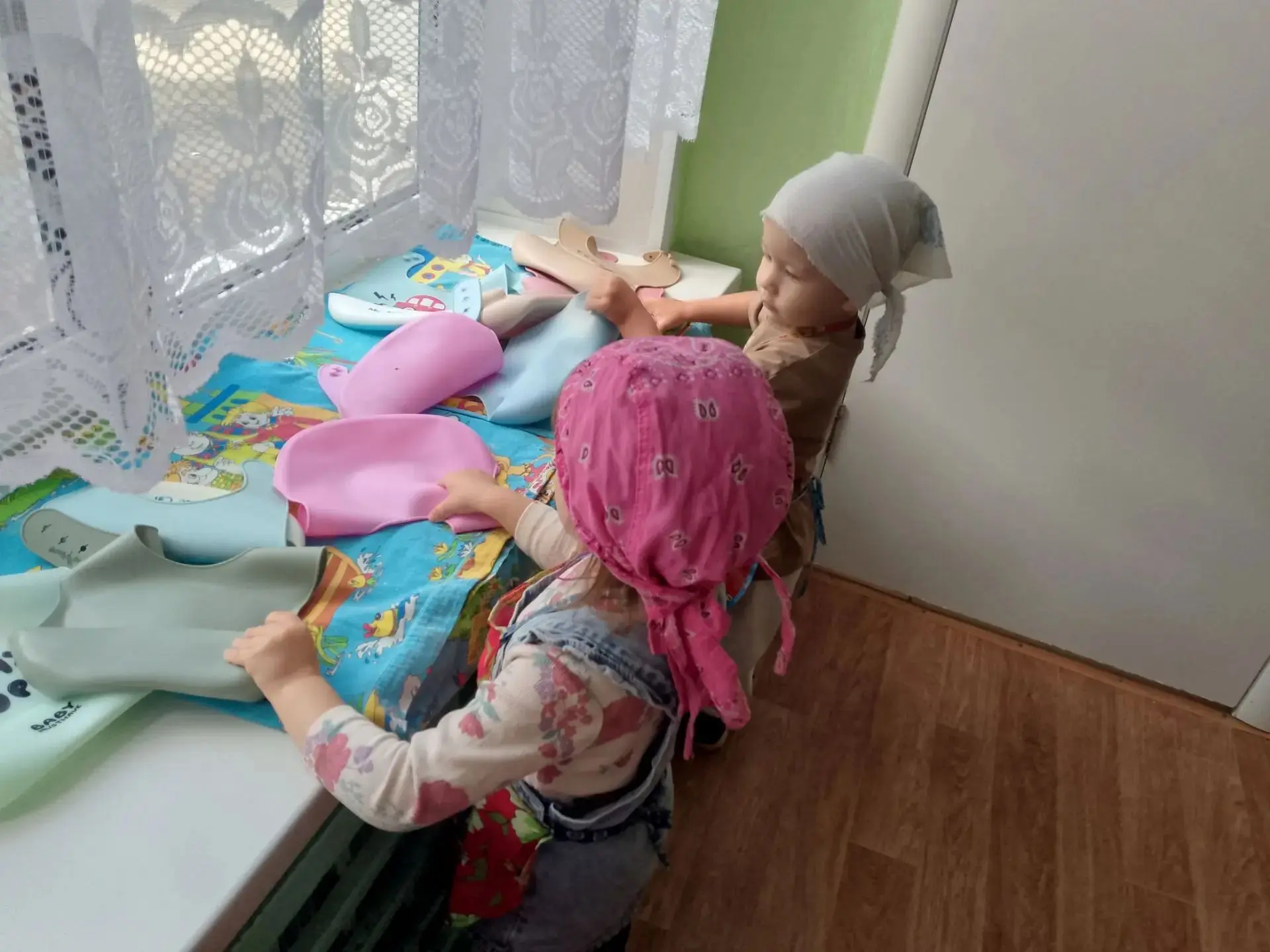 Сегодня малыши в группе раннего возраста были привлечены к подготовке завтрака. Они вып...