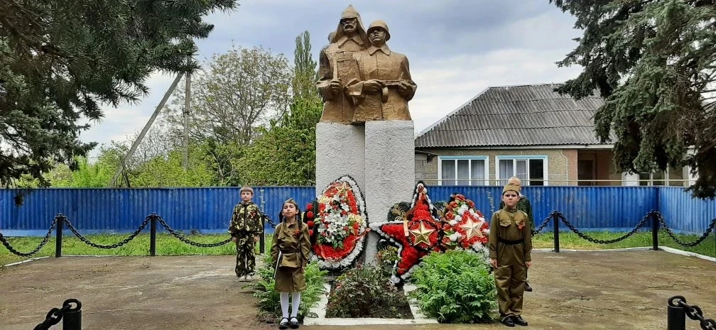 Сегодня на всех переменах в школе звучали песни военных лет и наши ребята отстояли дост...