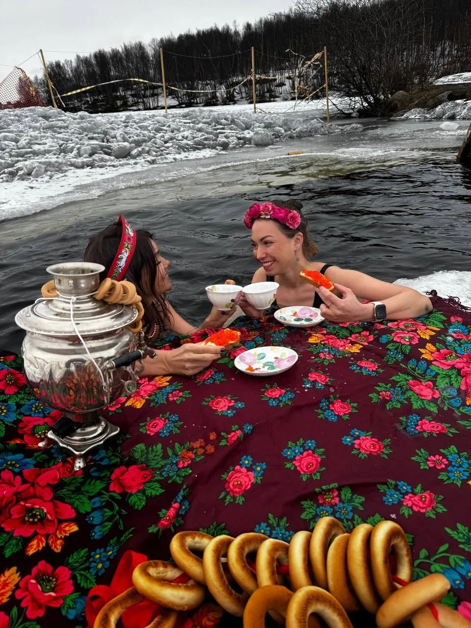 🥶 В Мурманске устроили фотосессию… прямо в проруби  На Семёновском озере местные жительницы решили п
