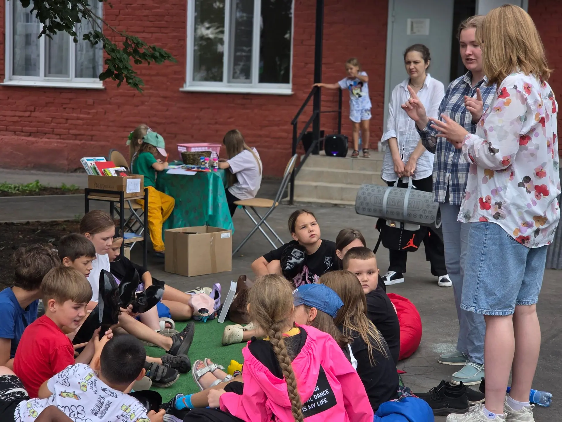 ✨😎23 июля на площадке у Баяновки прошёл Библиотечный четверг. Ребятня очень любит игру «Мафия» и пр