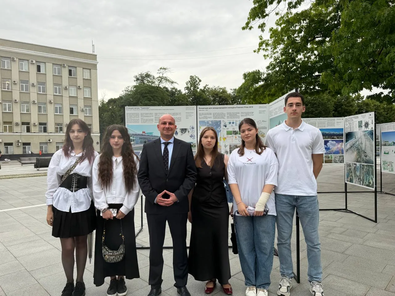 Студенты Северо-Кавказского строительного техникума приняли участие в парламентских слушаниях, посвя