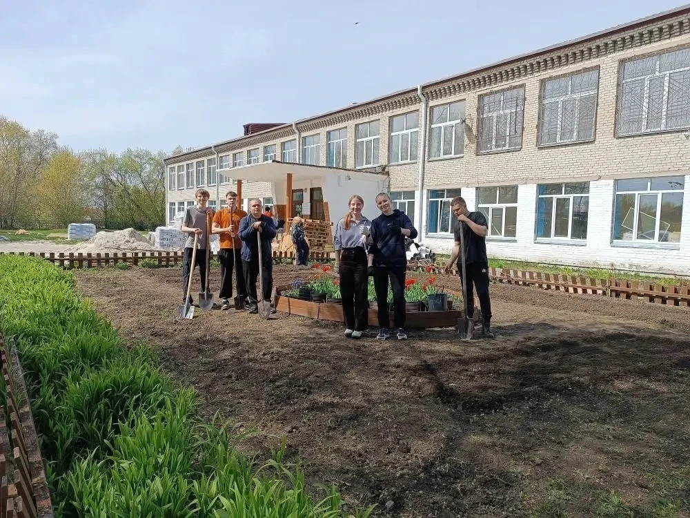 🌸 Наш цветник преображается на глазах, и это — целиком заслуга наших старшеклассников!  Дружной комп