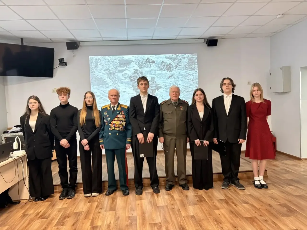 🔻Вчера в стенах нашей школы было особенно тихо и пронзительно. Мы отмечали дату, котор...