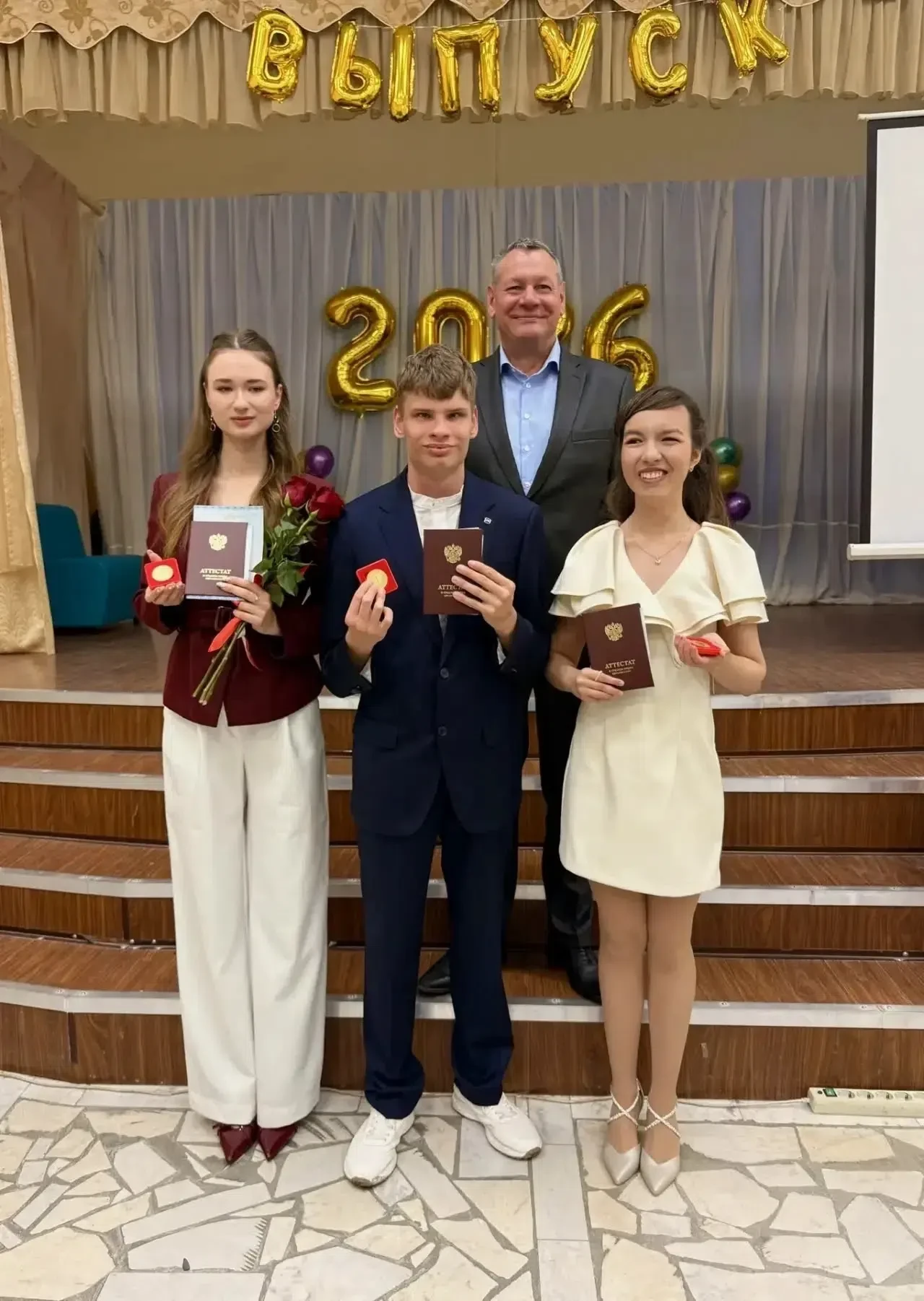 🏆 Золотой выпуск – наша гордость! 
 
В этом году из стен нашей школы выпустилось три золотых медали