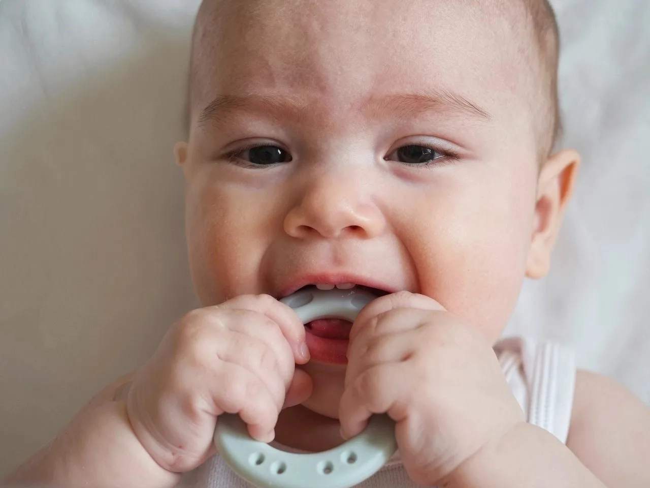 🦷Признаки прорезывания зубов
