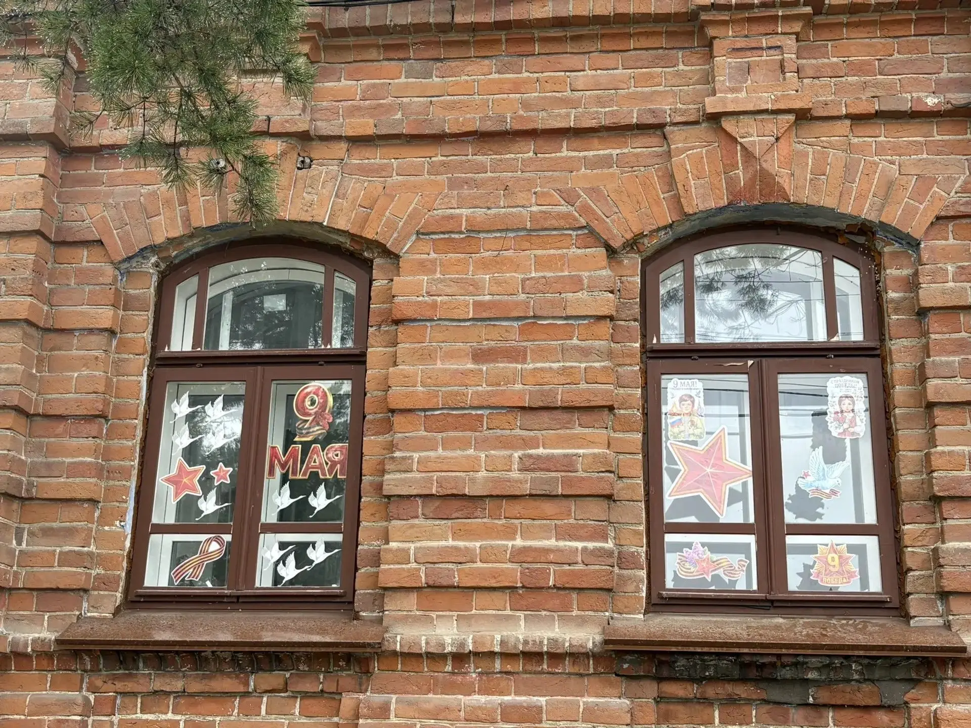 ⭐Сегодня мы с ребятами украсили окна нашей школы в рамках патриотической акции "Окна По...