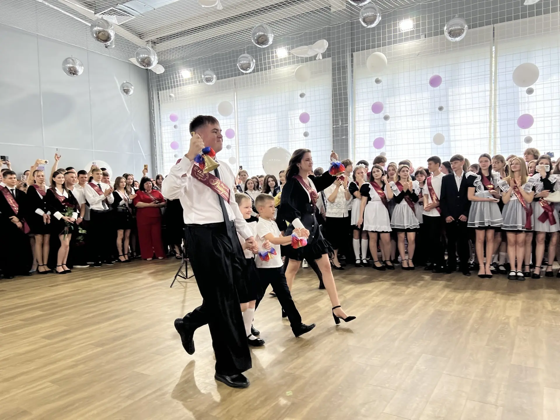 🔔 Последний звонок  😍Сегодня в нашей школе был особенный день — праздник последнего звонка для выпус