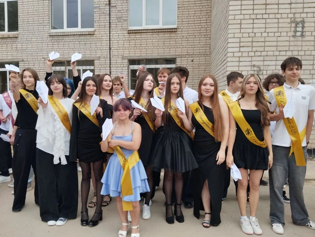 🎓 Сегодня для наших одиннадцатиклассников и девятиклассников прозвучал последний звонок.  Грустный и