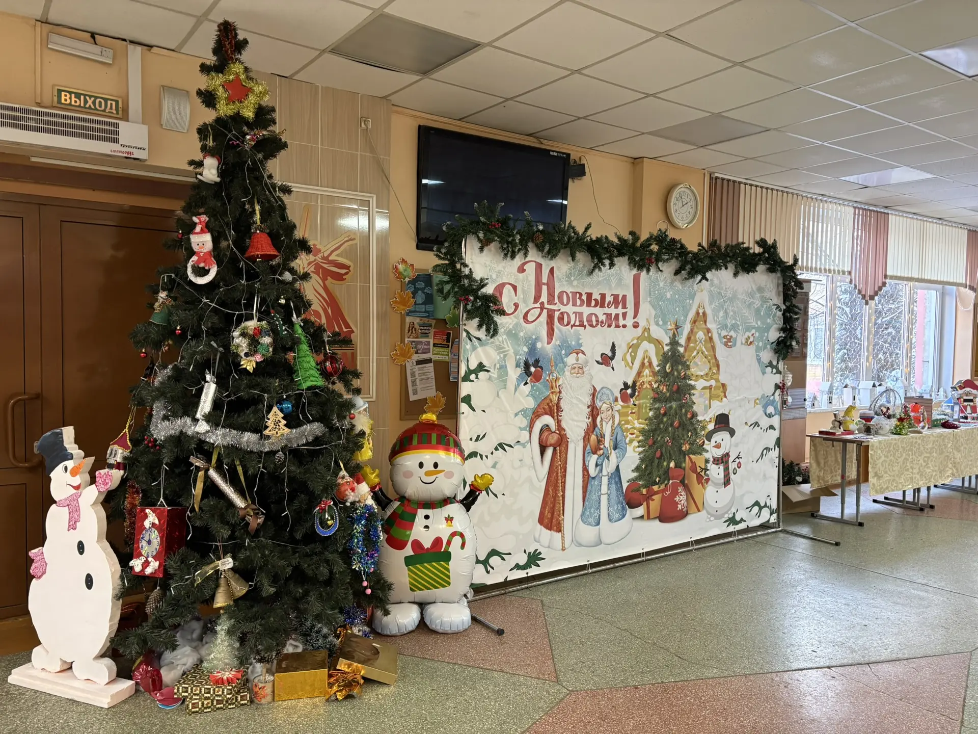 #СОВА Школа встречает Новый год!🎉🎄🎄🎅 Дорогие ученики и учителя! Совсем скоро прозвенит последний в э