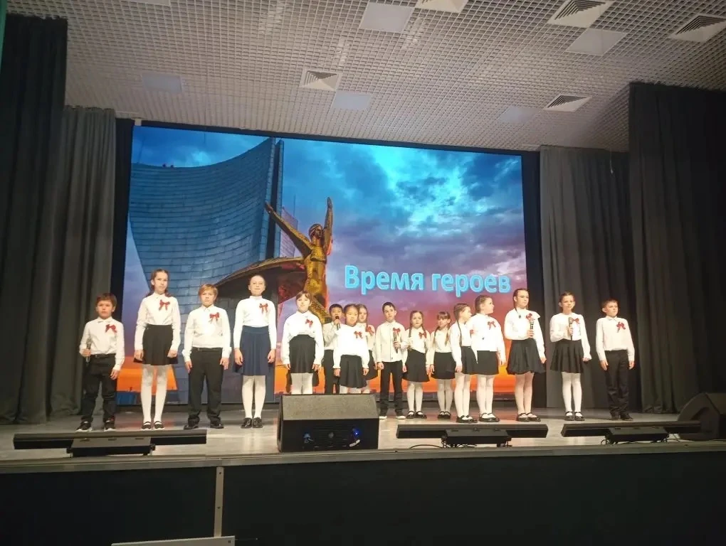 🎖️ Время героев  🌟 В школе №115 состоялось особенное событие — театрализованное представление «Время