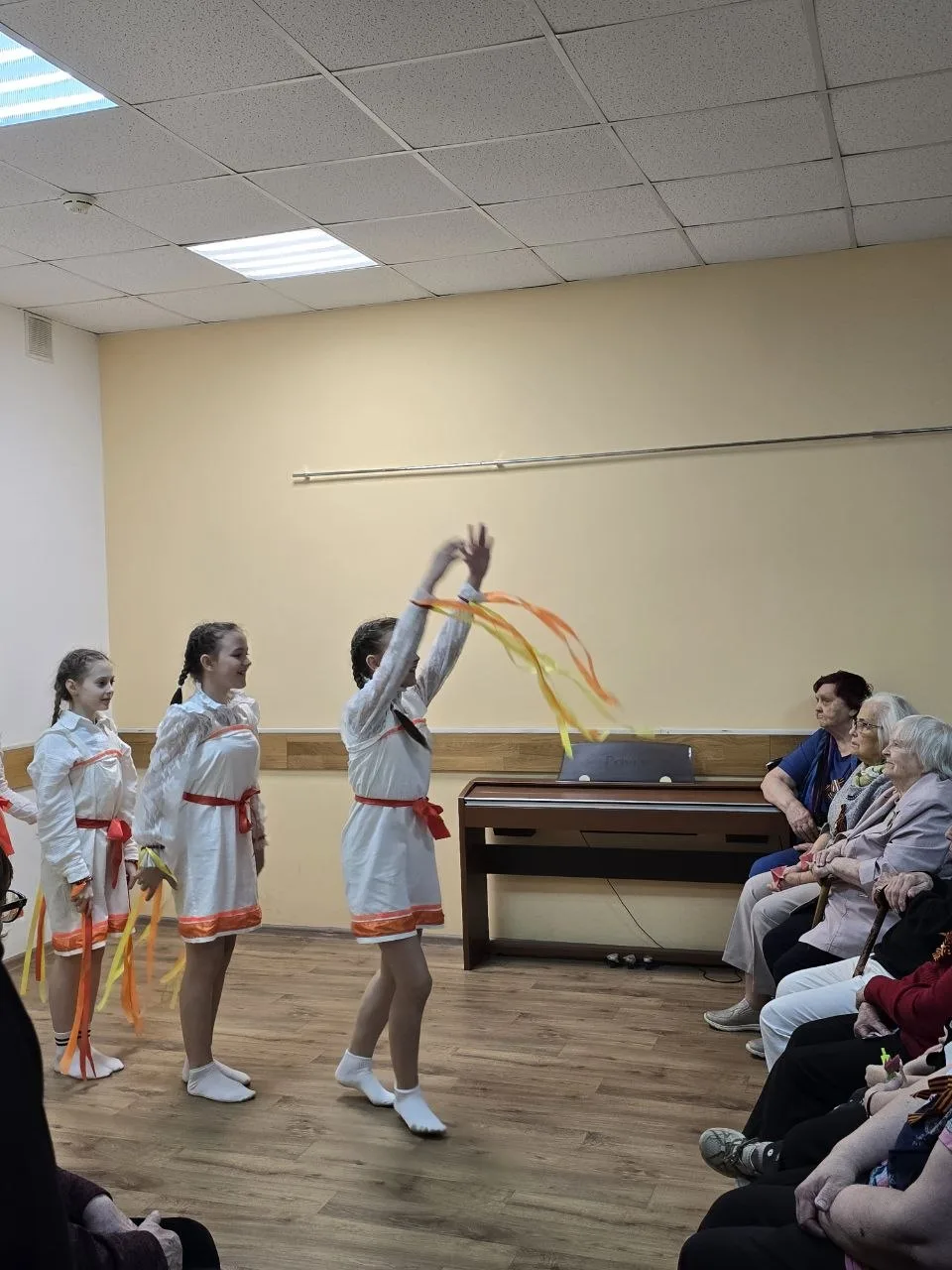 "И сколько вёсен не пройдёт - одну мы помнить будем свято, весну, которую народ великой сделал в сор
