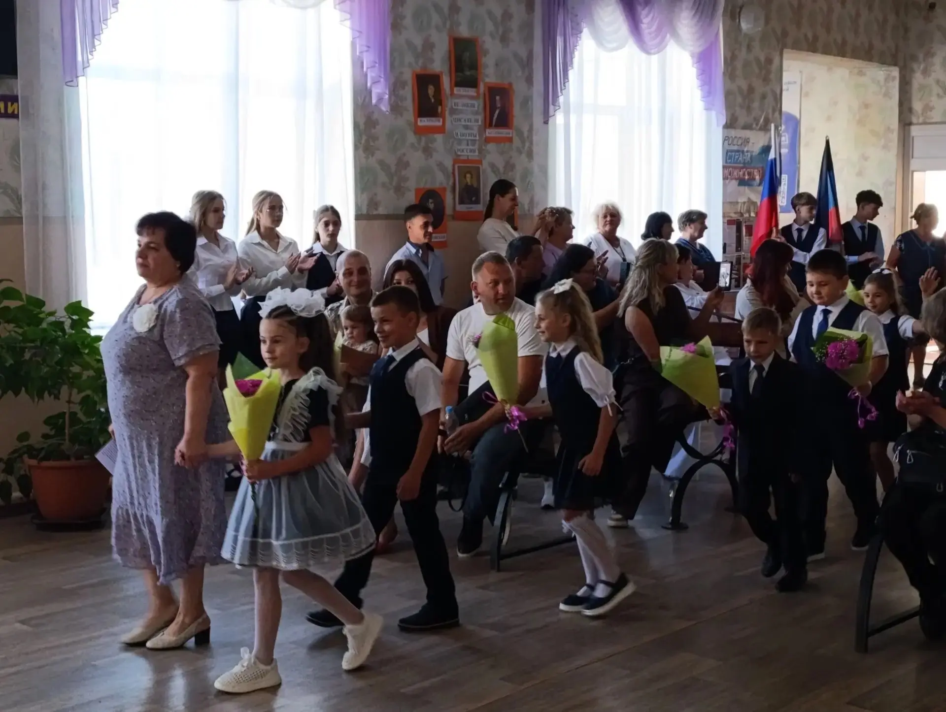 С Днем знаний! В нашей школе прозвенел первый звонок! Это особенный день — школа вновь ...