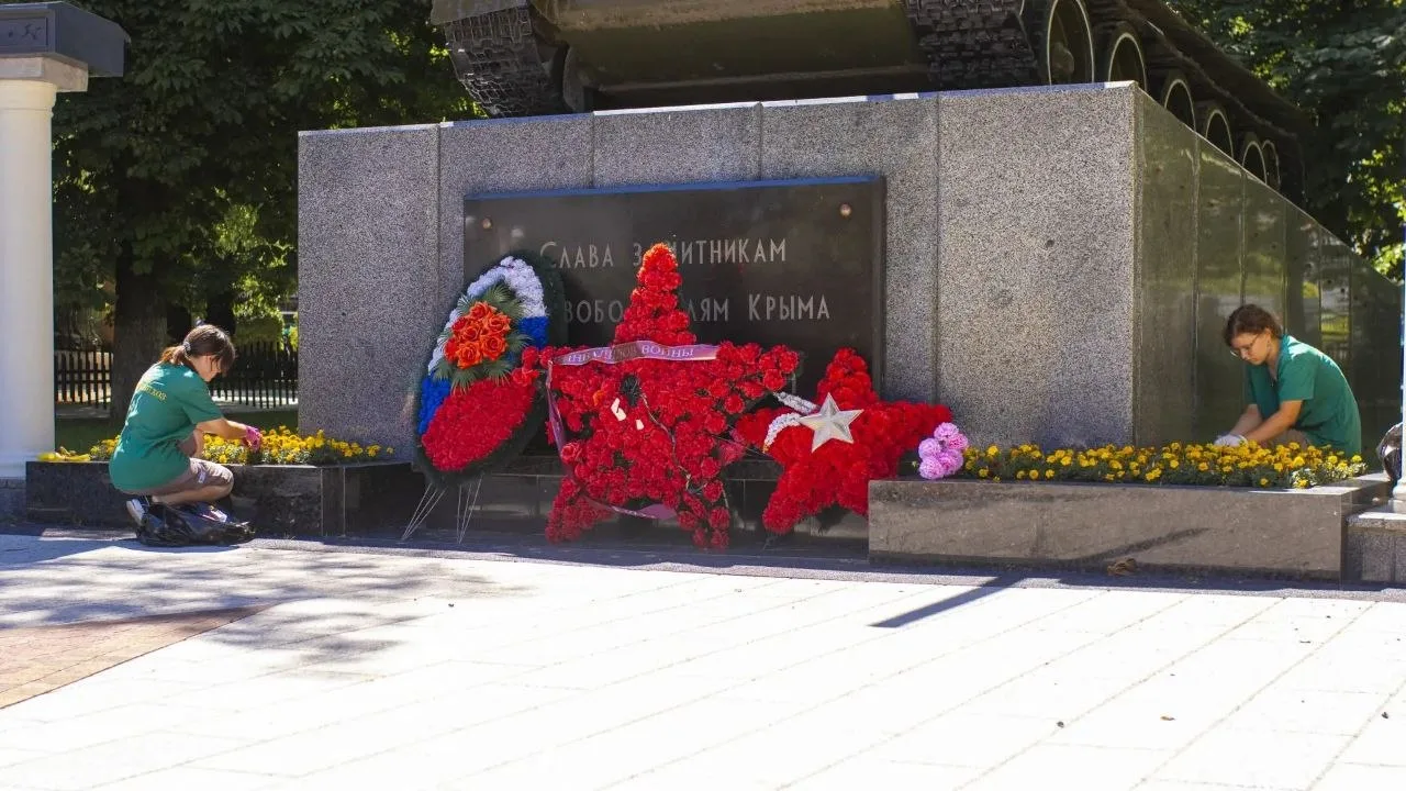🌱 В крымской столице ухаживают за городскими клумбами

🌺 Сотрудники «Горзеленхоза» каждый день тру