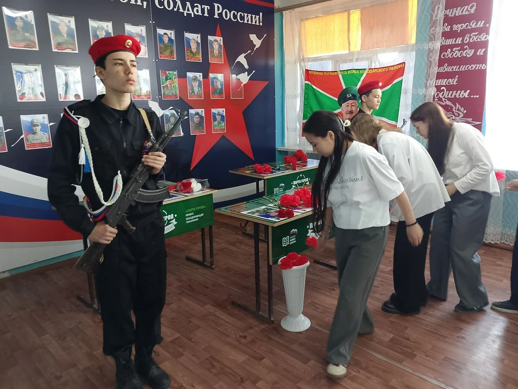 В Володарской СОШ №2 торжественно открыли три Парты Героев  В Володарской средней общеобразовательно