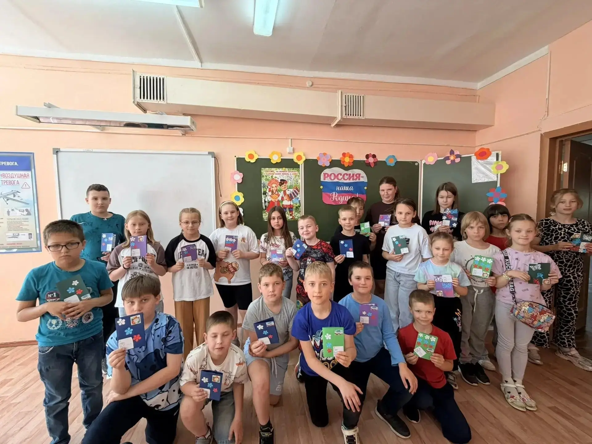 🎨✨ От сердца к сердцу: открытки для участников СВО от ребят лагеря «Тульские ребята»! ✨🎨