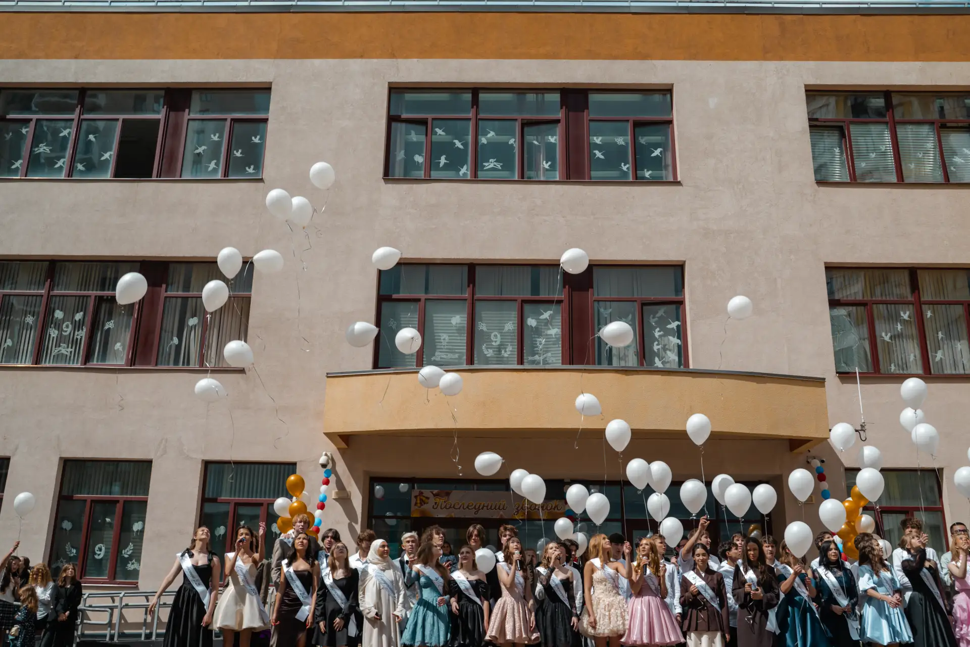 🎓🔔Вот и прозвенел Последний звонок для выпускников школы на Рублёвском шоссе!  📅 Этот день — не прос