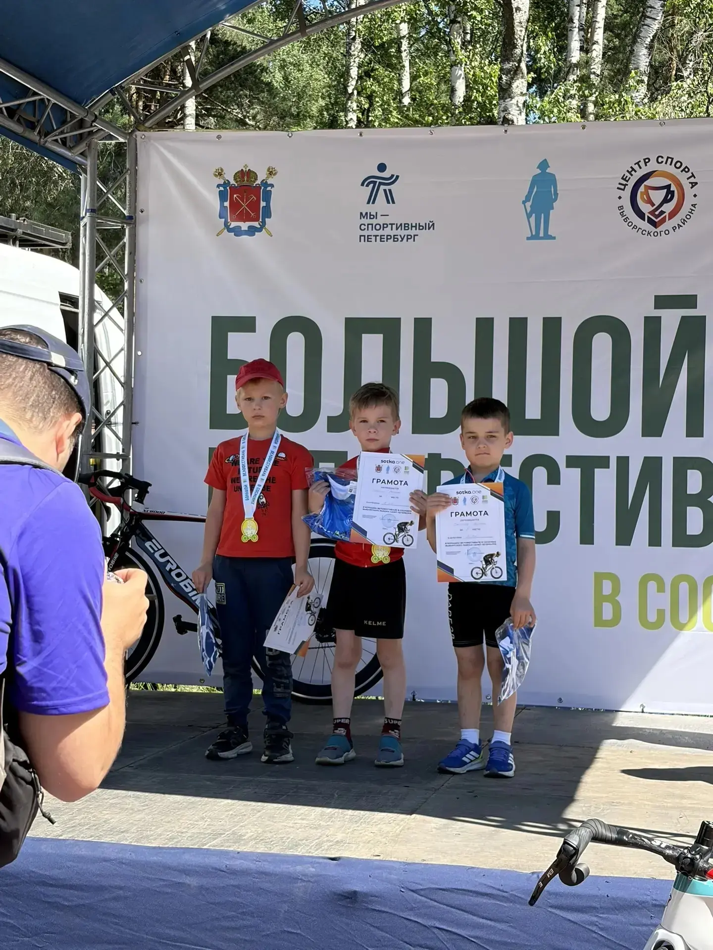 Наш звёздный гонщик!

Воспитанник старшей группы Струков Максим достойно выступил на Большом велофес