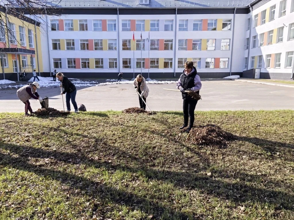 🧹 Чистота начинается с нас! Первый субботник в гимназии прошел на ура! ☀️  Сегодня, в первую апрельс