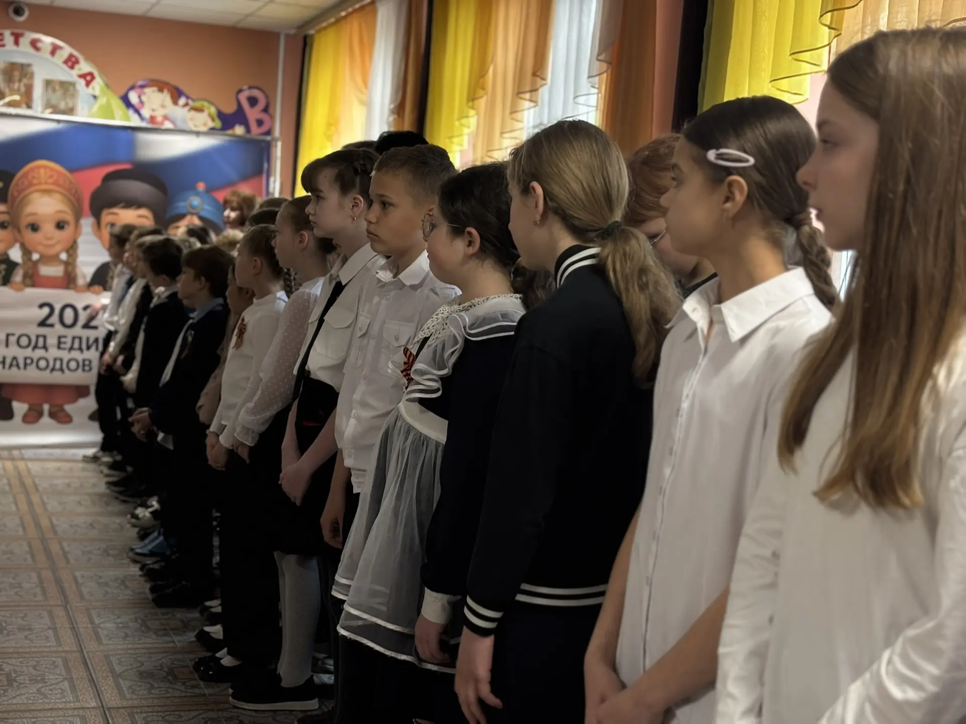🇷🇺Еженедельная линейка и старт важных патриотических акций  Сегодня в нашей школе прошла еженедельна