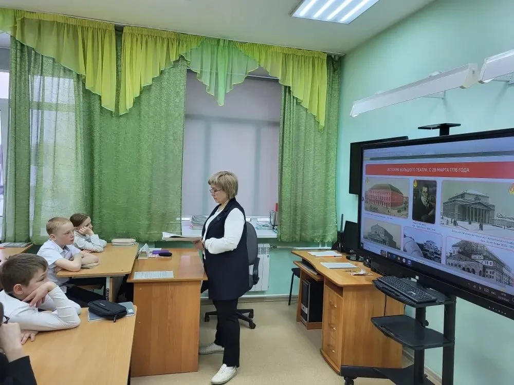 Разговоры о важном🇷🇺  ✨Сегодня, 23 марта, учебная неделя в нашей школе началась с традиционного подн