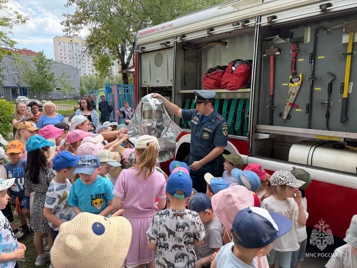 🚒 Юные герои из Лобни узнают больше о профессии пожарных  Сотрудники отдела надзорной деятельности и