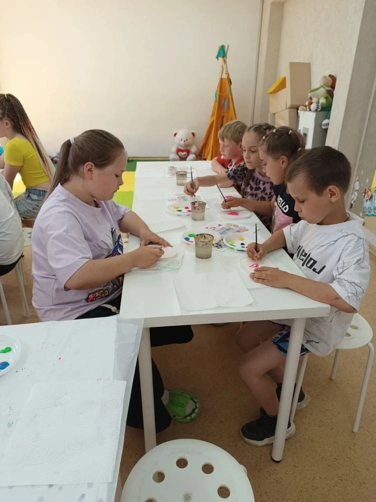 🎨Мастер-класс в первом отряде по расписыванию подноса в "Мудрой сове". Ребята узнали, что подносы с