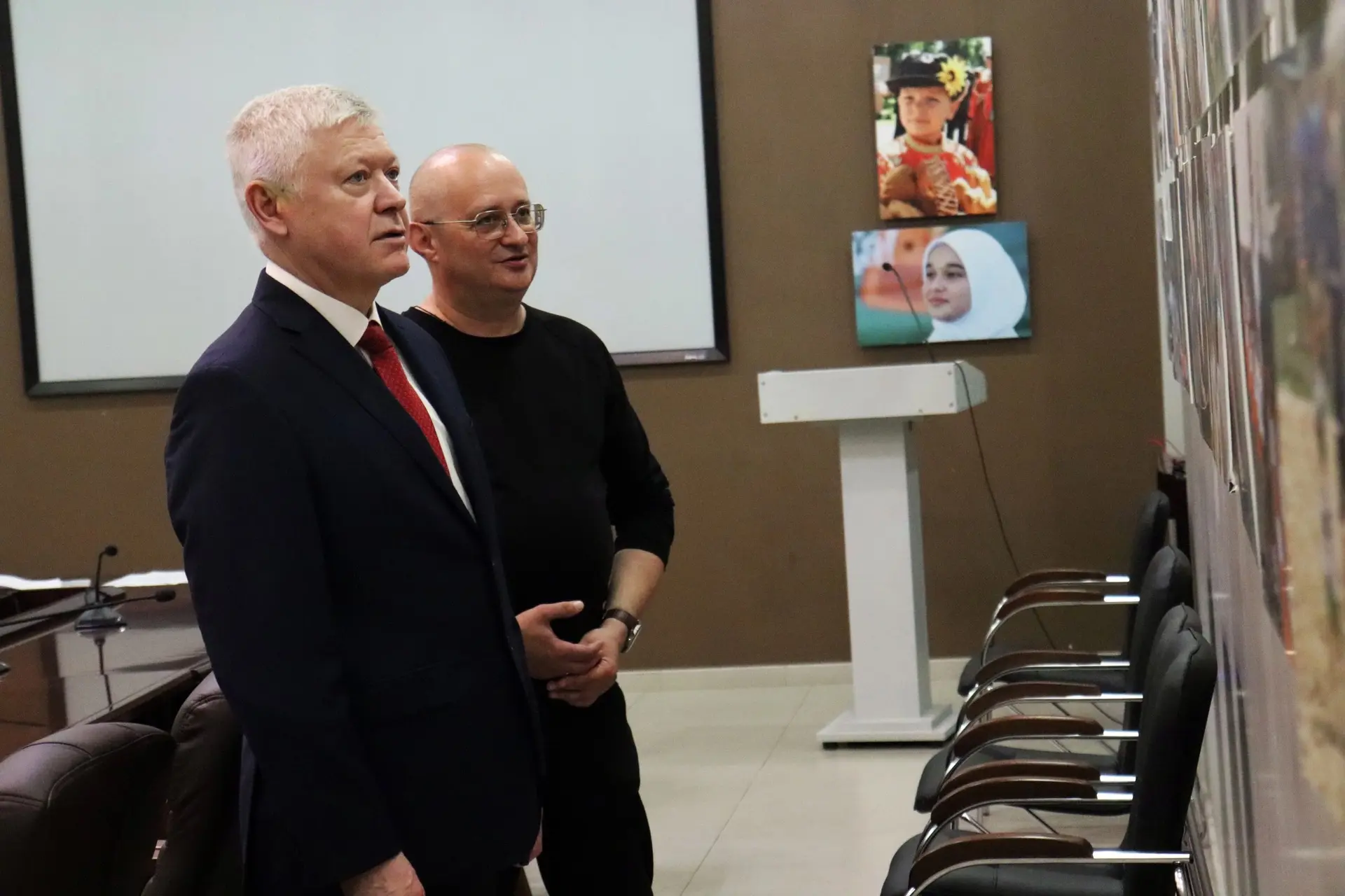 👤 Сегодня экспозицию Александра Гурьянова «ДАР. Дети. Атмосфера. Ракурсы» посетил депу...