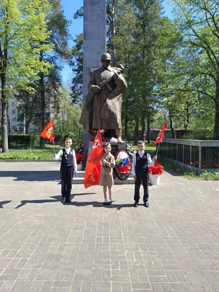 8 мая - почтили память погибших воинов минутой молчания и возложили цветы к памятнику н...