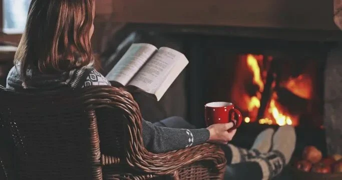 Я старомодна… Мне нравятся платья до пяток, 
Честь и застенчивость, и медицина без взяток… 
Добрые п