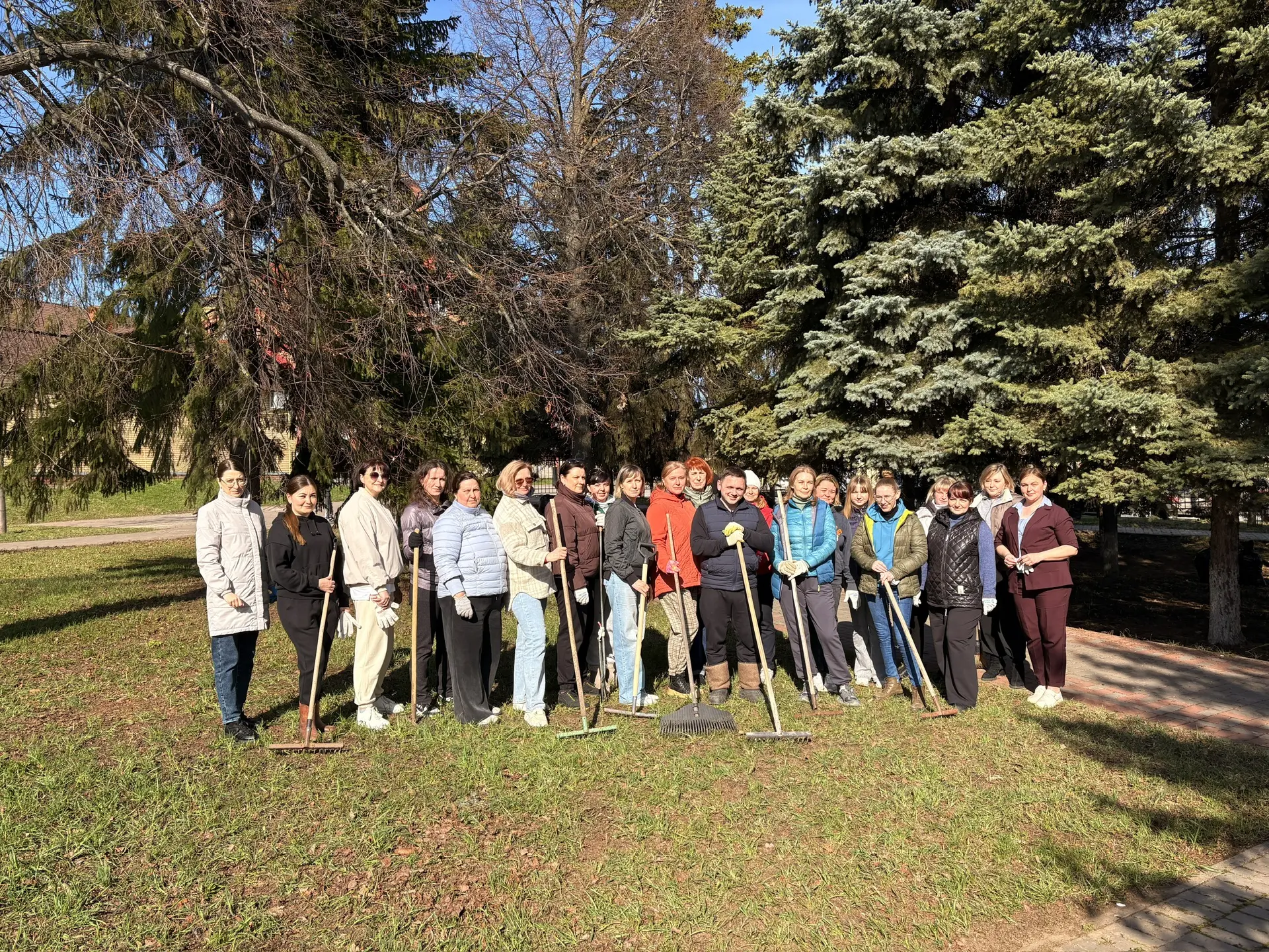 Весна — время наведения чистоты 🌿  На субботник вышли сотрудники Совета и Исполнительного комитета Л