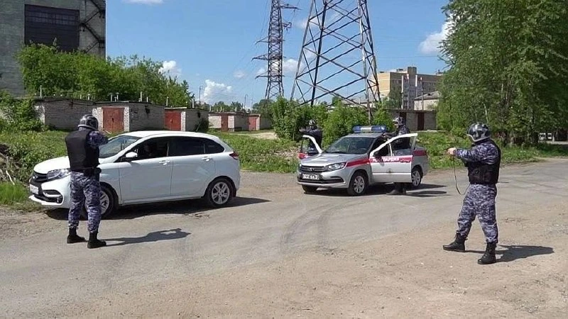 Пьяный мужчина угнал машину и ворвался на охраняемую территорию в Кирове