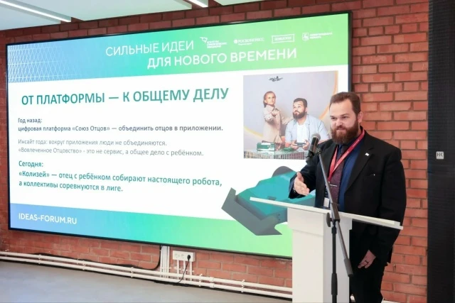 Заместитель директора Гимназии, руководитель центра БАС Сергей Александрович Заремба пр...