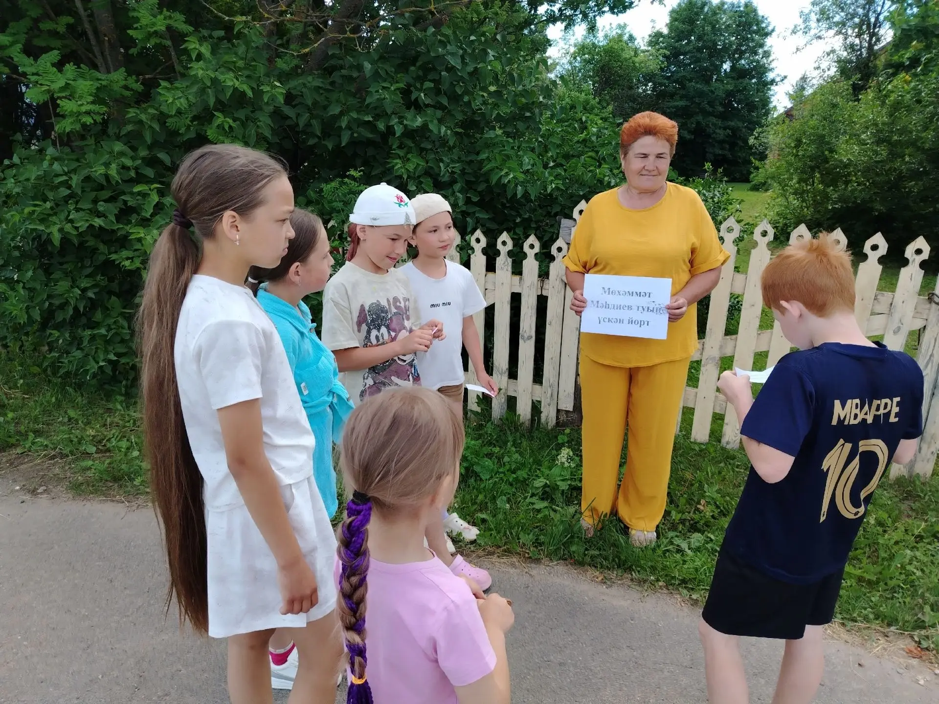 Бүген музейга йөрүче балалар белән "Язучы эзләре буйлап" исемле квест-уен оештырдык. Балалар алдан т
