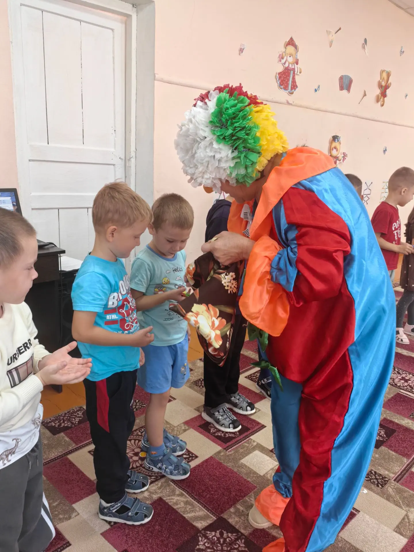 Праздник продолжился танцевальной переменкой: дети встали в большой круг и повторяли за...
