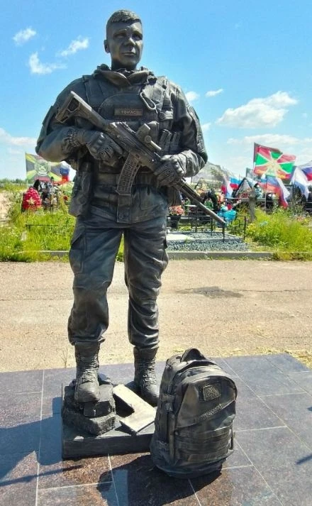 Красивый памятник воину появился на Федяковском кладбище.