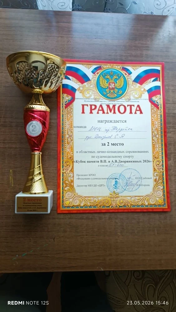 Теплая погода - повод провести время на открытом воздухе ☀️
Но наши юные судомоделисты совмещают при