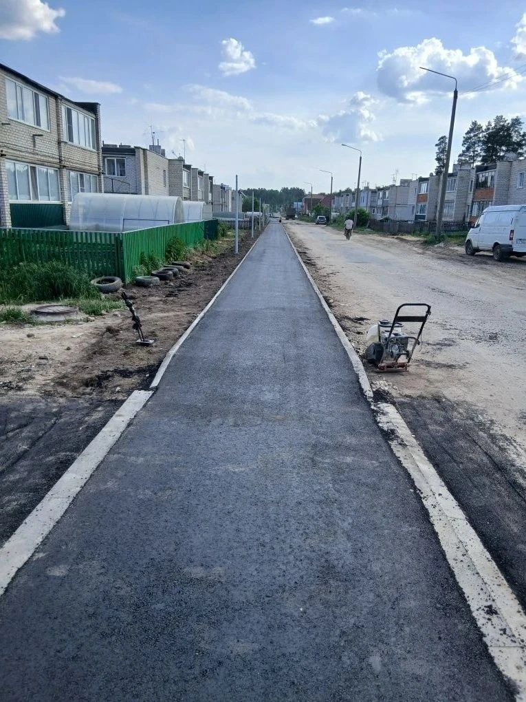 Завершена работа по укладке асфальтобетонного покрытия прогулочной зоны на ул.Ленина п.Сатис в рамка