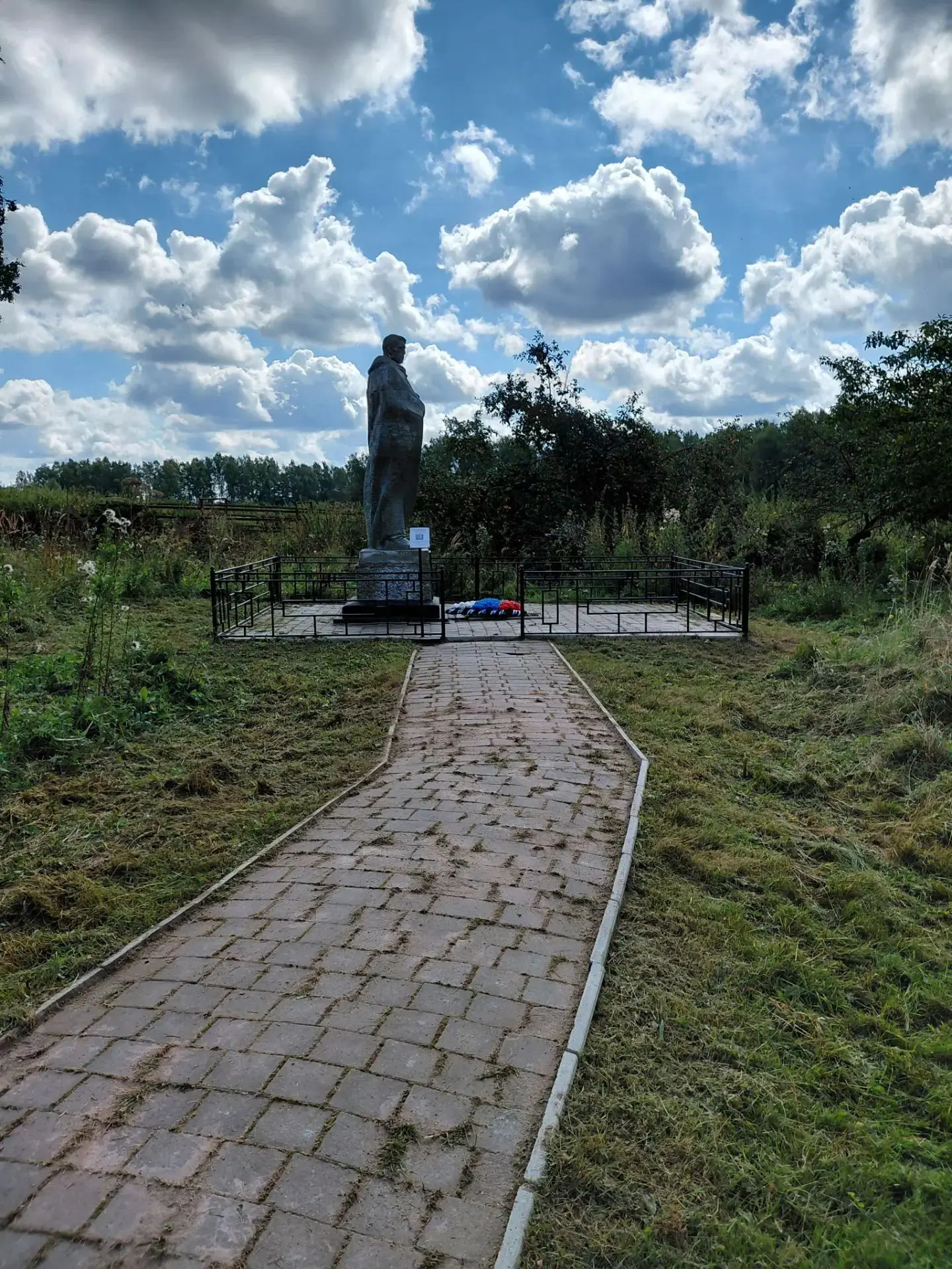 Патруль Памяти нашей школы привел в порядок мемориал павшим воинам в д. Малятино