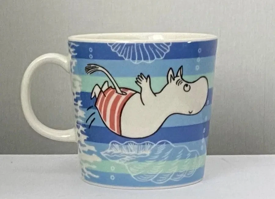 В 2006 году финская Arabia готовила летнюю кружку Moomin с Муми-троллем, ныряющим в вод...