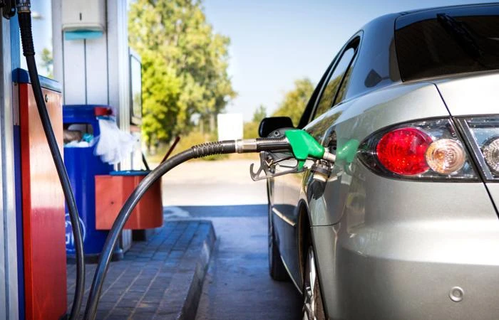 ⛽️ Крупные сети АЗС начали отменять или смягчать ограничения на продажу бензина, сообщают «Известия»