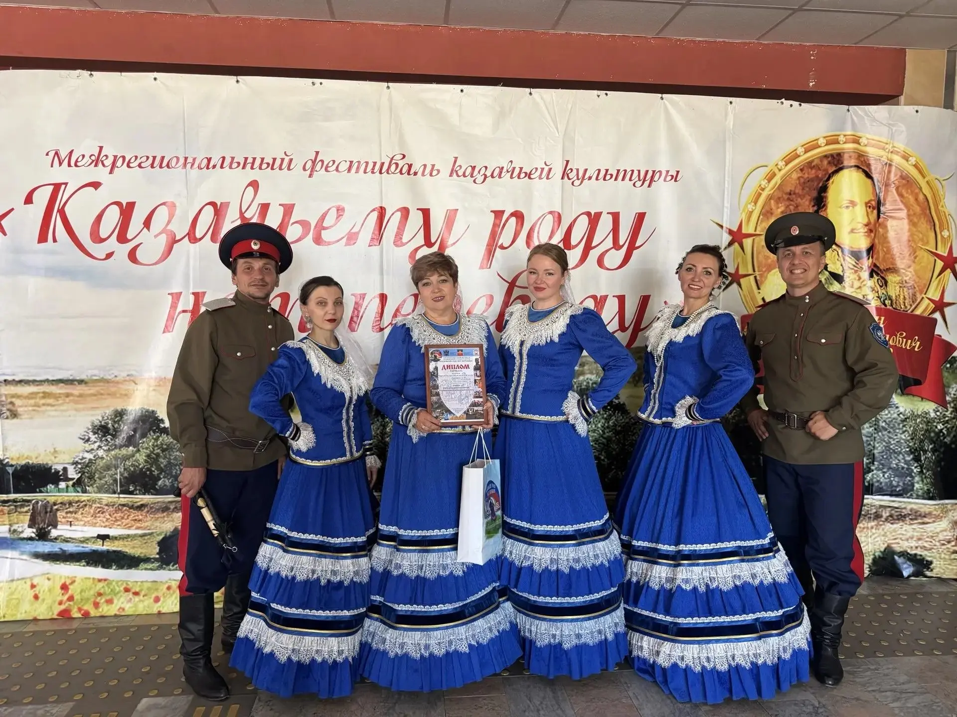 Народный ансамбль казачьей песни «Криница» районного Дома культуры с честью представил ...