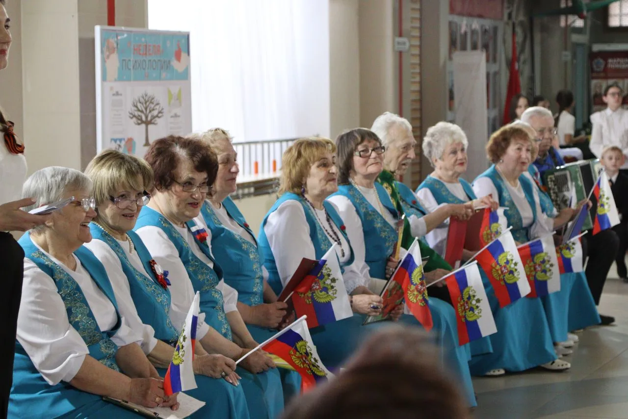 🙌 Праздник на 5+ Сегодня, 24 активисты Движения Первых провели праздник для жителей микрорайона к Го